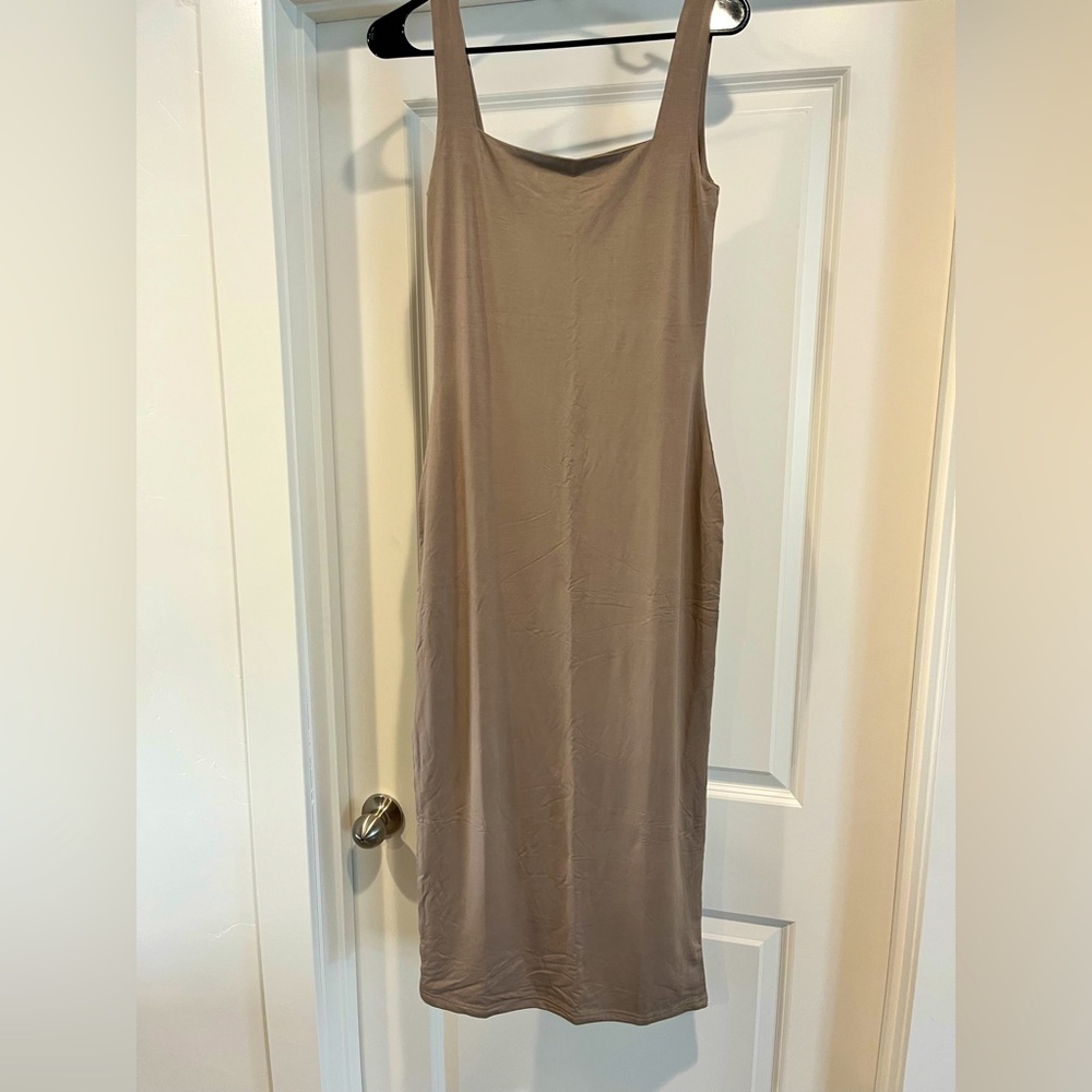 Chic Sleeveless Tan Midi Dress